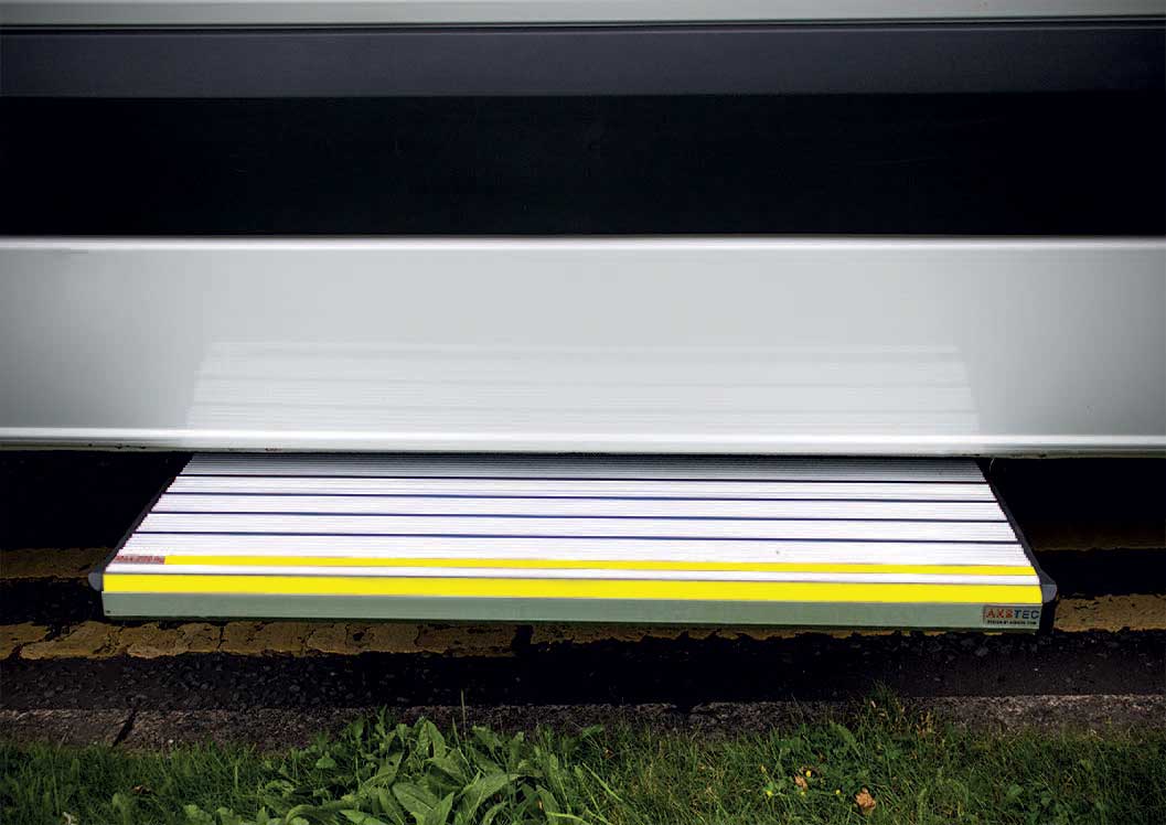 AXS-FL step 900 mm wide